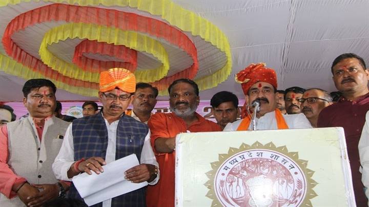 गृह मंत्री डॉ. मिश्रा ने वितरित किये हितलाभ